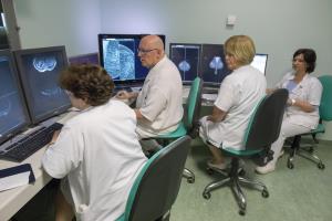 1_Zdravniki radiologi v programu DORA pri odčitavanju mamografij_avtor Miha Fras